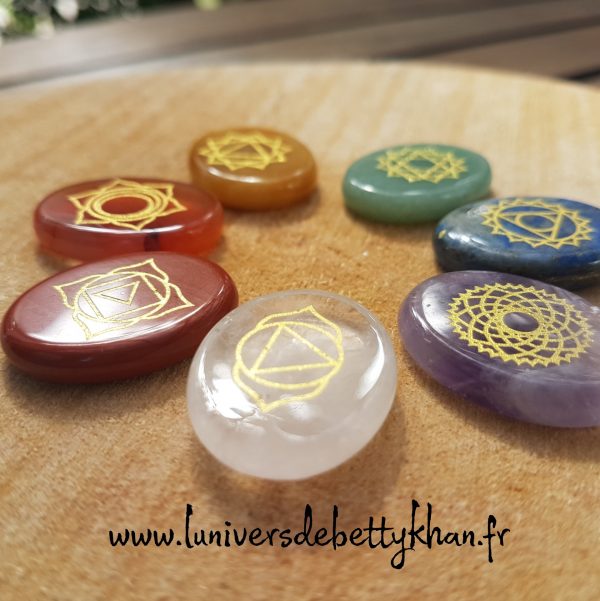 Coffret 7 Pierres Chakras avec symboles gravés – Image 2
